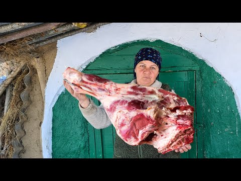 Видео: Готовим Тушенку из Целого Бычьего Бедра на Костре 