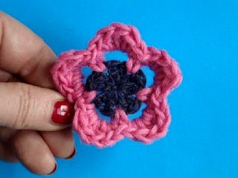 Видео: Вязание цветов крючком - Урок 7 - Howto Crochet flower pattern
