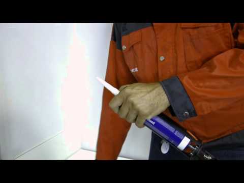 Видео: Герметизация акрилом щели в стене