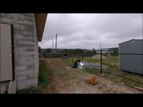 Видео: Обвариваем столбы  Делаем забор.