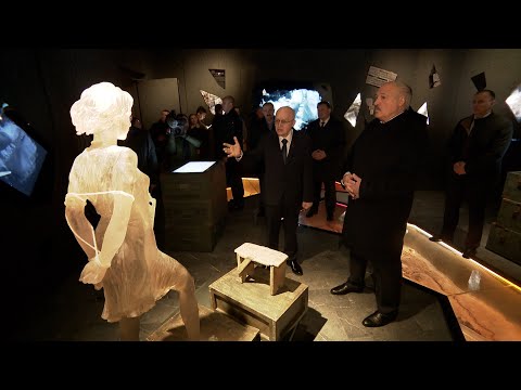 Видео: "Ты всё сделал, как договаривались?" // Лукашенко вместе с сыновьями посетил музей в Хатыни