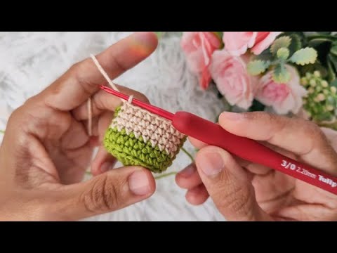 Видео: ВЯЗАНЫЙ КРЮЧКОМ БРЕЛОК ДЛЯ ПРОДАЖИ НА РОЖДЕСТВО🌲🎁 (с субтитрами)