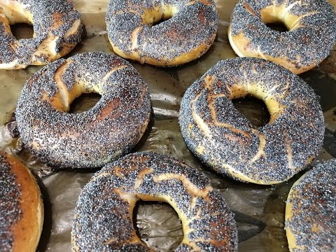 Видео: Готовим легендарные Бейглы бублики, которые перед выпечкой обваривают в кипятке