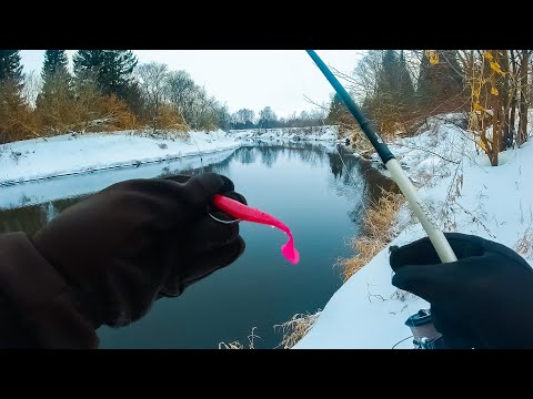 Видео: БОЛЬШОЙ Джиг риг и маленькая приманка, сработает? Зимний спиннинг на малой реке [Пора ловить щуку]