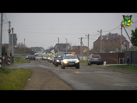 Видео: СТАРИЙ ЛИСЕЦЬ ЗУСТРІВ ЗАГИБЛОГО ГЕРОЯ МИКОЛУ БІЛОГУБКУ