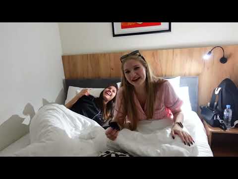 Видео: Ночь в 2х ЭТАЖНОМ номере / приехали в Москву на День Рождения😎