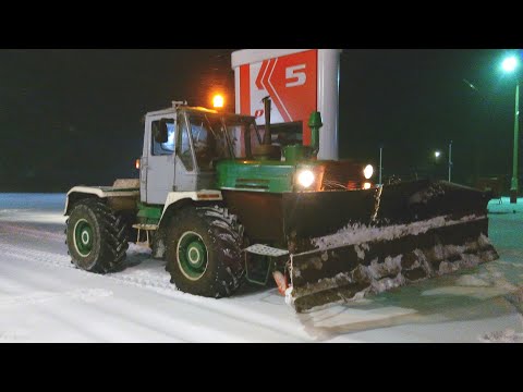 Видео: Часть 1. Трактор Т-150К - один день на расчистке снега в посёлке.