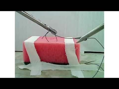 Видео: Лапароскопическая тренировка, скользящий узел. Техника формирования скользящего узла в хирургии.