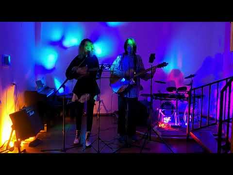 Видео: Валентин Стрыкало "Бесполезно" КАВЕР - ya_evgeshaa и Alexa Armonia