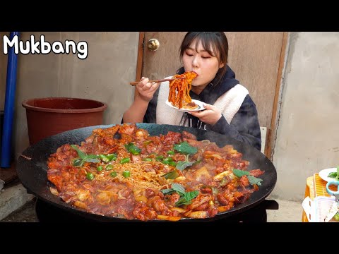 Видео: Mukbang | Пряный Жареный цыпленок, приготовленный на крышке казана. Корейский дакгалби.