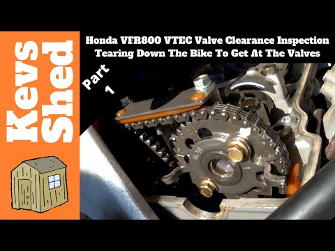 Видео: Проверка зазоров клапанов Honda VFR800 VTEC, часть 1 — Разбираем мотоцикл, чтобы добраться до кла...
