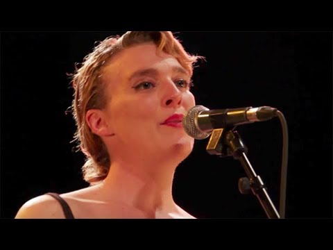 Видео: Исполнители, которые умерли прямо во время выступлений