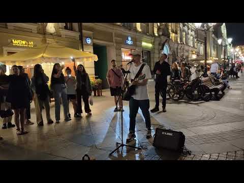 Видео: "Амега" - Лететь - #песню спел на Никольской улице музыкант-шоумен Рося Федин при поддержке зрителей