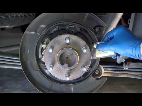 Видео: Как заменить задние тормоза на Nissan Xterra (второго поколения)