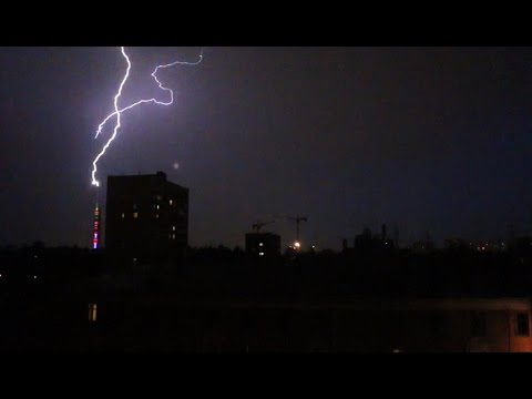 Видео: Летняя гроза в Москве - ЧАСТЬ 2. Как молнии бьют в Останкинскую башню - 6 попаданий за час!