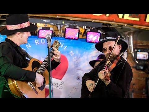 Видео: Чардаш (вариация Ля Минор) Витторио Монти - Rio Romanese. Балкания Рома. Концерт в Клубе Мани-Хани.