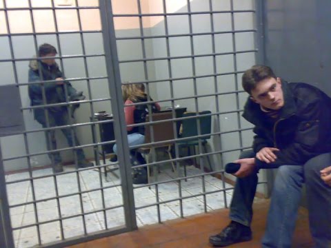 Видео: Гарантии личной безопасности. Если друг попал в беду, звони 02, он там!