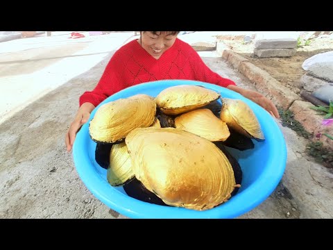 Видео: Золотая вариация речной ракушки! Внутри них очень редкие золотые жемчужины.