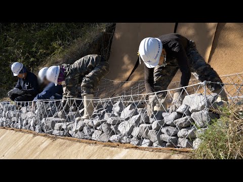 Видео: Склон, на грани обрушения, восстанавливается техникой каменной кладки, известной с 2000 лет.