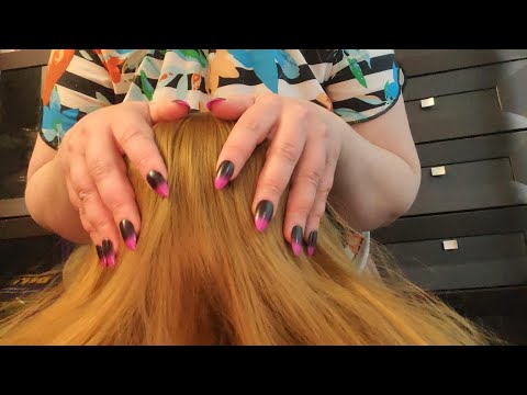 Видео: ASMR проверка кожи головы длинными ногтями, Царапание кожи головы, Шепот, крупный план, Ролевая игра
