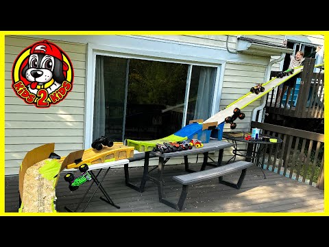 Видео: Monster Jam против Hot Wheels БОЛЬШИЕ МОНСТР-ТРАКИ 🏠 СВЕРХУ НА НИЖНЮЮ ПАЛУБУ (самая длинная гонка...