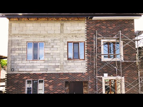 Видео: Монтаж термопанелей и откосов фасадной части дома. Второй этаж.