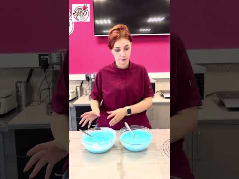 Видео: Рецепт зеркальной глазури быстро и просто, получаем яркие цвета. Оформление десертов на Новый год.