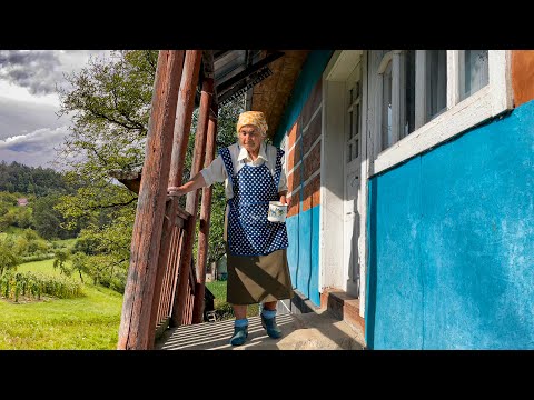 Видео: Замечательная жизнь в горах вдали от цивилизации. Жизнь бабушки в горах