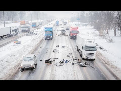 Видео: Эпический зимне-дорожный хаос! Машины кружатся и скользят по обледенелой дороге.