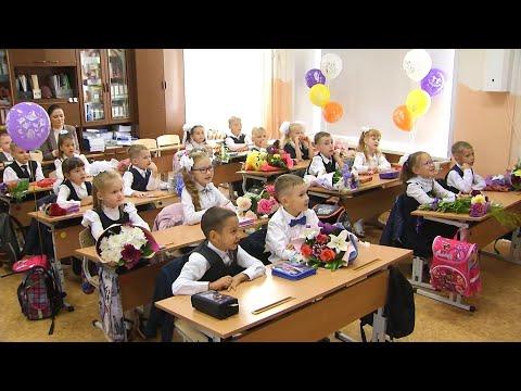 Видео: Порог школы № 1 «Полифорум» сегодня переступили 150 первоклассников. Делимся кадрами праздника
