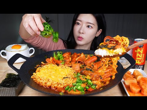 Видео: ASMR MUKBANG | Жареные колбаски (Budae bokkeum), Острый перец чили 🌶 Лапша Ramyun, Сыр, Рис!
