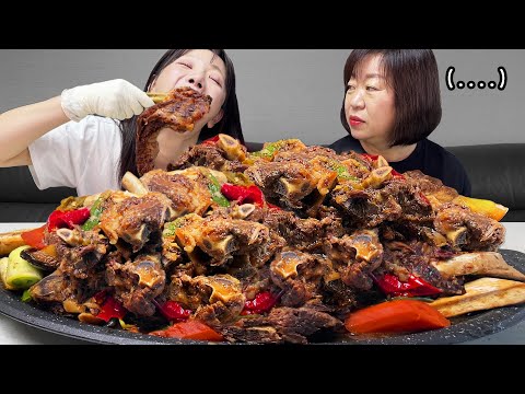 Видео: 10-килограммовые гигантские говяжьи ребрышки, тушеные в соевом соусе(Galbi Jjim)Еда-шоу с моей мамой