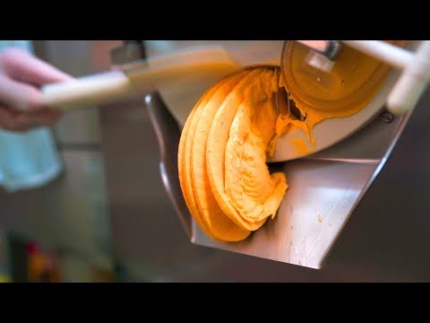 Видео: Как приготовить мороженое от итальянского производителя мороженого Эдди из Киото Caffellatte!