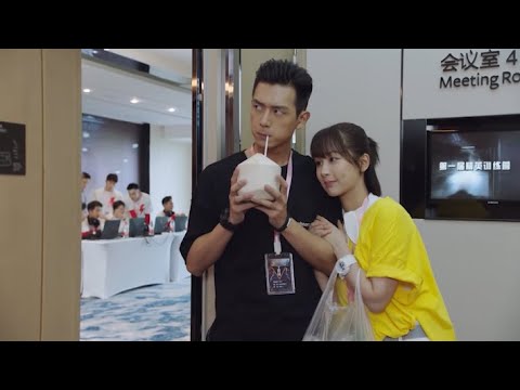 Видео: Они тайно влюбились за дверью, но случайно привлекли внимание товарищей по команде