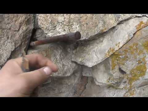 Видео: наткнулся на пещеру в лесу