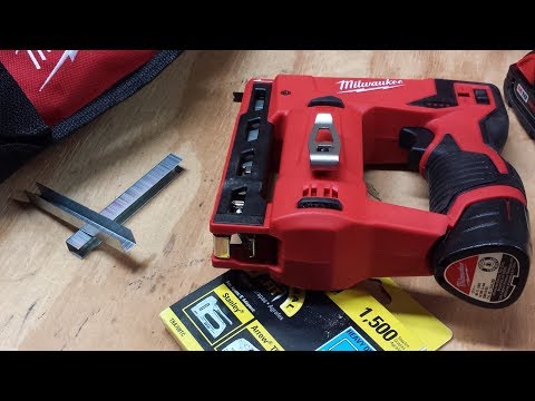 Видео: Обзор степлера Milwaukee M12 Crown 3/8 дюйма