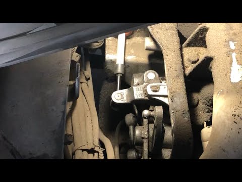 Видео: Плохо включаются передачи Volvo FH12. Тросовая кулиса.