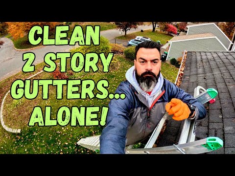 Видео: Чистка водостоков на двух этажах в одиночку — как я делаю это безопасно, плюс советы по использов...