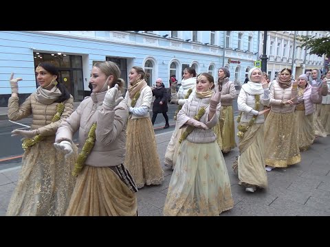 Видео: 2020 11 01 Харинама на Кузнецком Мосту. Е.С. Бхакти Ананта Кришна Госвами и группа Гаура Шакти.