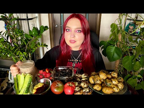 Видео: МУКБАНГ | Печеный картофель, грибы, клубника, како | Mukbang | Baked potato, mushroom, strawberry 🍓 