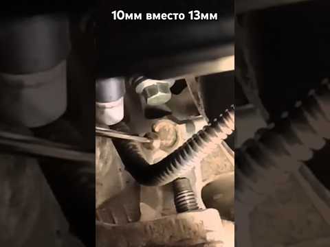 Видео: Веста. Замена болта крепления впускного коллектора!