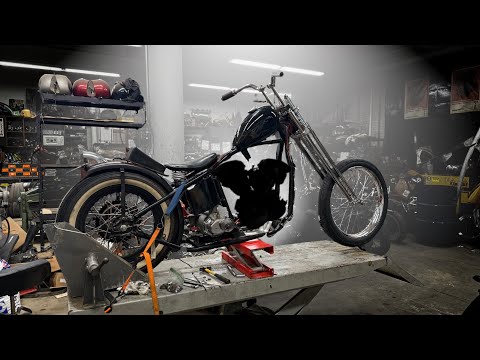 Видео: Длинный черный Harley Davidson Bobber