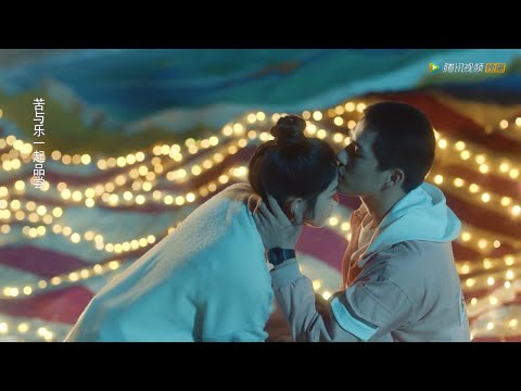 Видео: красивый босс поцеловал Золушку в лоб, она радостно каталась по кровати