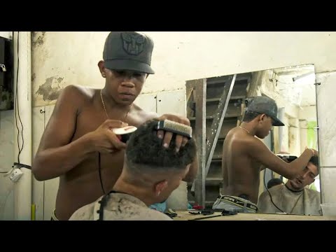 Видео: Рио-де-Жанейро, Бразилия: жизнь и рост в фавелах