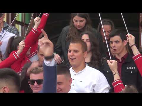 Видео: СУ Васил Левски Карлово изпрати тържествено 90 зрелостници