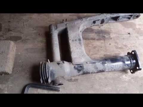 Видео: Снятие/установка маятника, проверка крестовины карданного вала Honda VTX 1300.