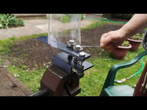 Видео: Бутылкорез из подшипников