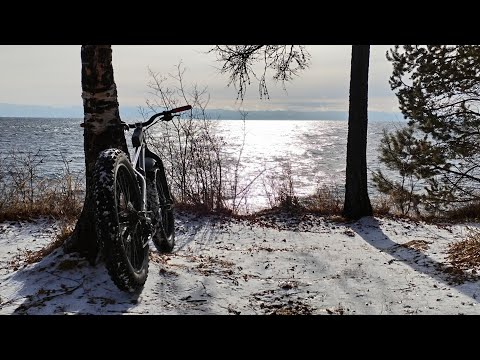 Видео: Скоростной спуск на фэтбайке по слегка заснеженному серпантину перевала Большой Байкальской Тропы