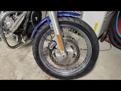 Видео: Меняю шину на мотоцикле Harley вручную