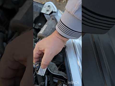 Видео: Форд Куга 2 замена ламп ближнего света